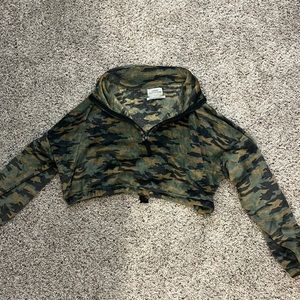 Super soft urban outfitters camo cropped half zip